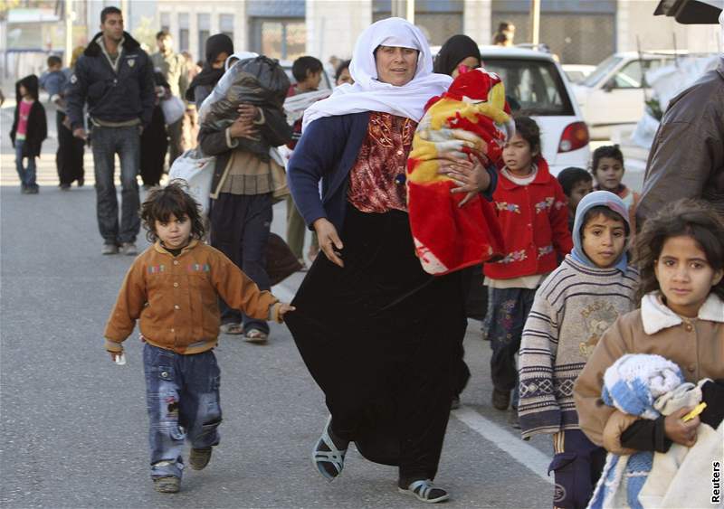 Palestinci v pásmu Gazy opoutí své domovy ped izraelskou ofenzivou. (6. leden 2009)