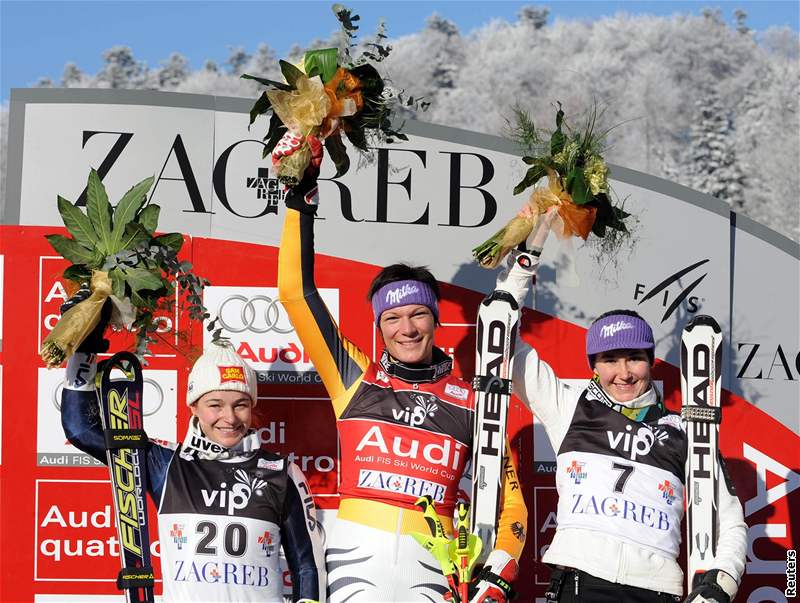 Stupn vítz po slalomu v Záhebu: zleva Nicole Giusová, Maria Rieschová, árka Záhrobská