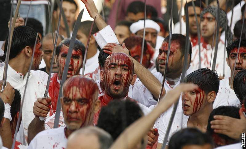 Oslava íitského svátku aúrá v Bahrajnu. Vící si pipomínají smrt muedníka Husajna v bitv u Karbaly v roce 680. (7. ledna 2008)