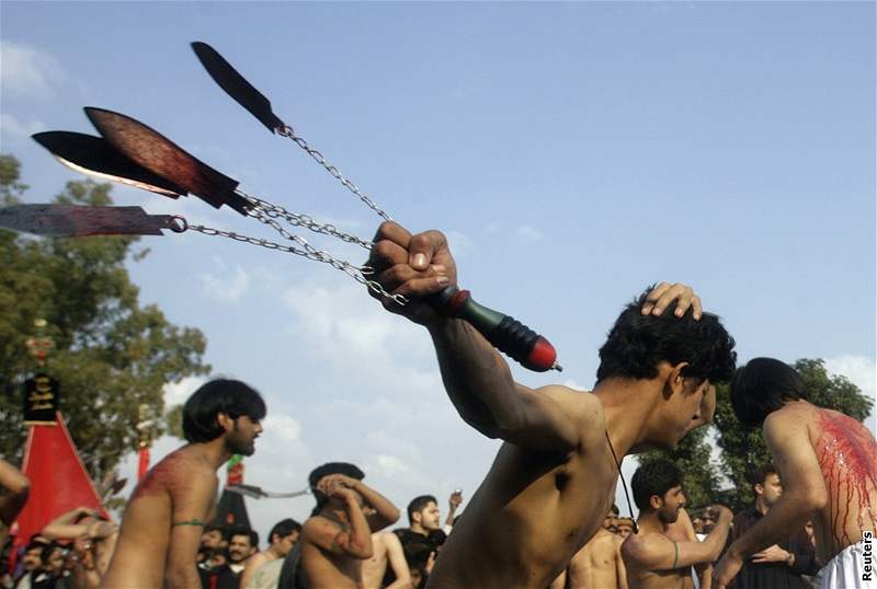 Pákistántí íité se biují epelemi bhem oslav svátku aúra v pákistánském Islámábádu. (7. ledna 2008)