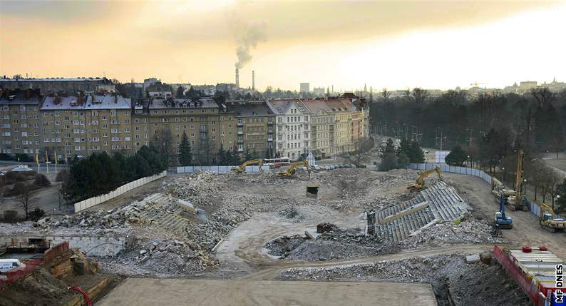 Legendární hokejový stadion za Luánkami je srovnán se zemí.