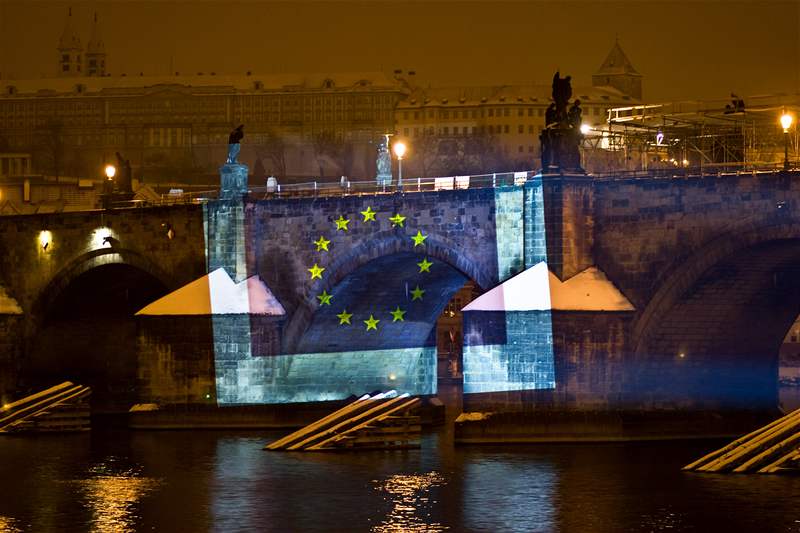 Greenpeace pirátským promítáním chtlo reagovat na nkteré výroky euroskeptických a klimaskeptických politik. (7. ledna 2009)