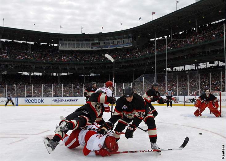 Chicago - Detroit: Chicagský Dave Bolland (. 36) atakuje Henrika Zetterberga z Detroitu.