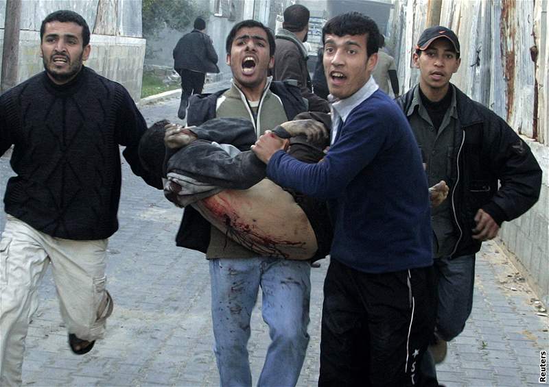 Palestinci odnáejí zranného ze koly OSN v pásmu Gazy.
