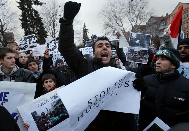 Demonstranti ped izraelskou ambasádou v Praze.