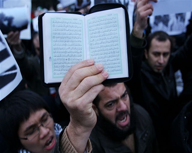 Demonstranti ped izraelskou ambasádou v Praze.