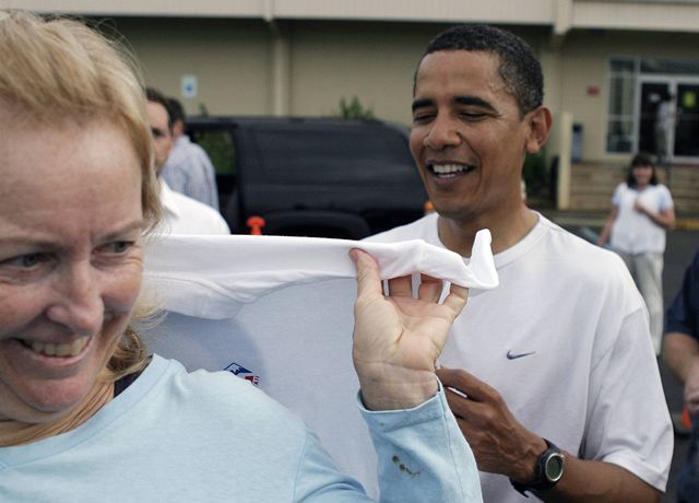 Barack Obama dává autogram náhodným kolemjdoucím.