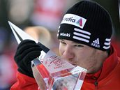 Švýcar Dario Cologna líbá trofej pro vítěze Tour de Ski Švýcar Dario Cologna líbá trofej pro vítěze Tour de Ski