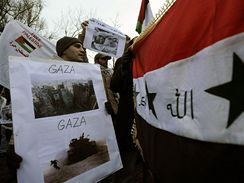 Demonstrace proti izraelskm tokm na psmo Gaza se uskutenila ped izraelskou ambasdou v Praze. (2.1.2009)