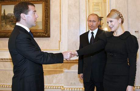 Medvedv, Putin, Tymoenková pi jednání o plynové krizi. U spolu umjí mluvit.