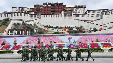 Palác Potala, legendární sídlo dalajlam, hlídají íntí policisté.