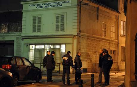 Zatím neznámí útoníci hodili v noci na pondlí dv lahve s holavou smsí na synagogu na paíském pedmstí Saint-Denis. (13. leden 2009)