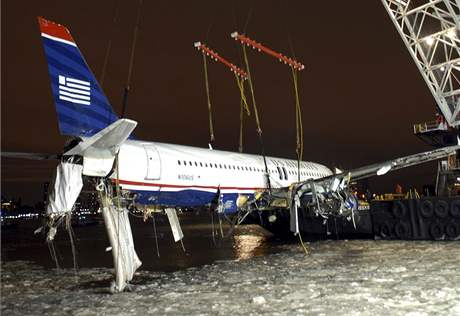 Vyzdviení letounu spolenosti US Airways, který nouzov pistál na ece Hudson v New Yorku (18. leden 2009)