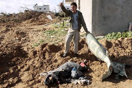 Palestinec ped tlem eny zabit bhem izraelsk ofenzivy v psmu Gazy. (18. leden 2009)