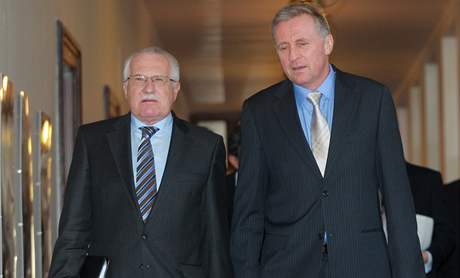 Prezident Václav Klaus a premiér Mirek Topolánek na jednání o misích. Klaus ví, e pozmnný návrh, který vláda schválila, ve Snmovn uspje.