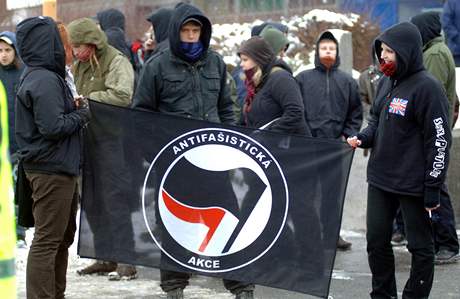Asi 30 a 40 antifaist se selo 10. ledna v Kopivnici na Novojiínsku v souvislosti s demonstrací Dlnické strany proti nezamstnanosti a za sociální jistoty. 