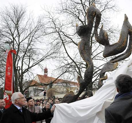 Prezident Václav Klaus odhaluje v Mlníku sochu nazvanou Pocta Janu Palachovi