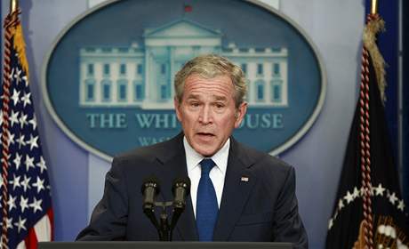 George Bush bhem sv posledn tiskov konference v Blm dom.
