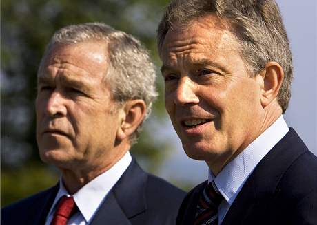 Tony Blair a George Bush.