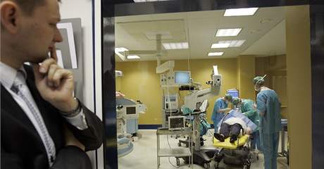 Operace edho zkalu na klinice NeoVize v Brn