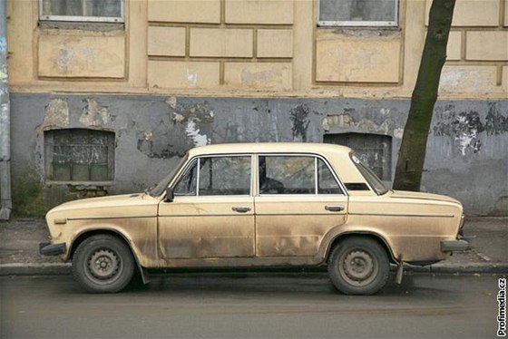 Lidé s prkazem ZTP mohou pekupníkm pomoci obejít ekoda za pevod starého auta. Ilustraní foto