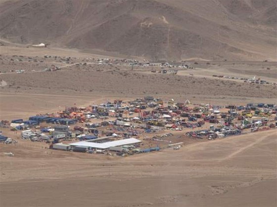 STANOVÉ MSTEKO. Bivak karavany Dakaru v pouti Atacama.
