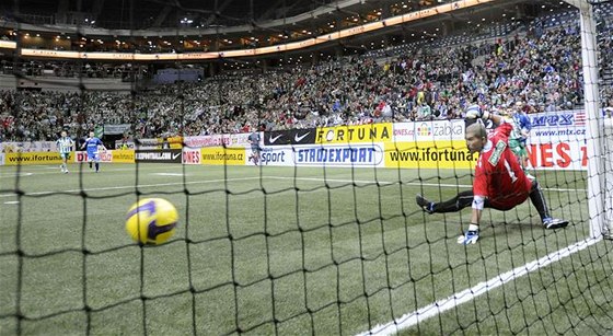 Branká Radek Sozík v akci na halovém turnaji Fortuna Víkend ampion.