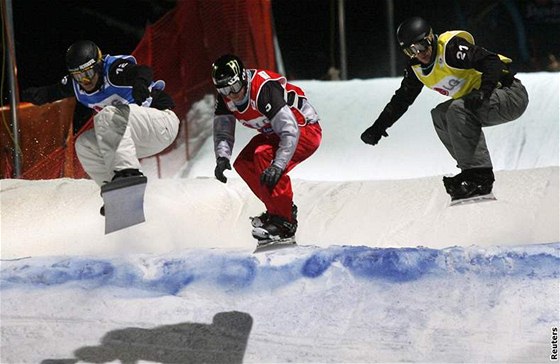 VE SKOKU. Snowboardcross je nejtvrdí snowboardovou disciplínou.