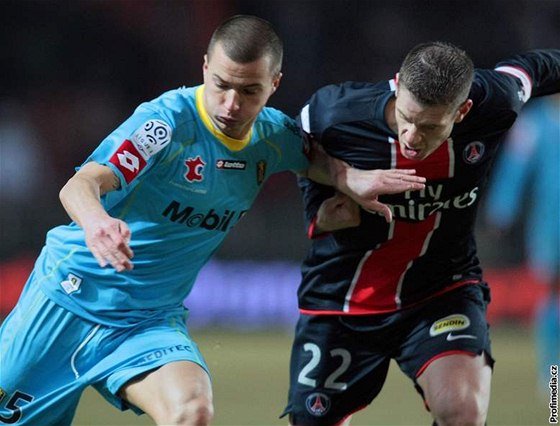 Václav Svrko (vlevo) v souboji se Sylvainem Armanden z Paris St.Germain. 