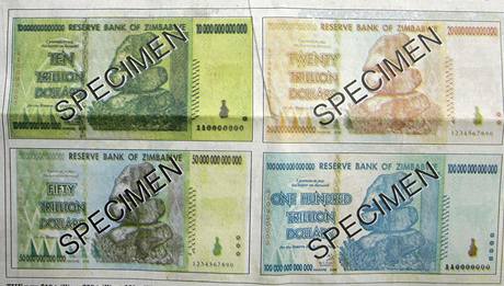 Zimbabwe bojuje s hyperinflac bilionovmi bankovkami. (18. ledna 2009)