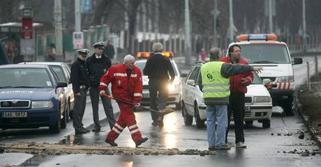 Praskl vodovod zastavil dopravu na Patokov ulici v Praze Bevnov. (18. ledna 2009)