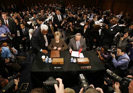 Hillary Clintonová ped slyením v senátním výboru pro zahraniní vztahy (13. ledna 2008)