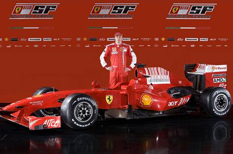 Kimi Raikkonen  pózuje u nového Ferrari F60.