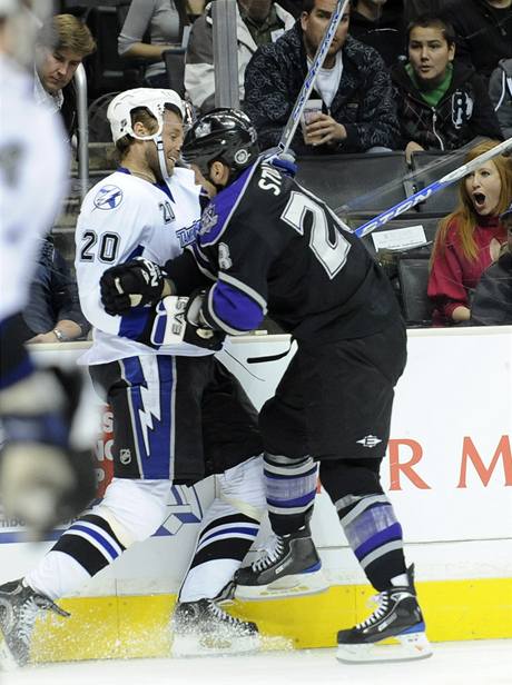 Vclav Prospal z Tampy (vlevo) se petlauje s Jarretem Stollem z Los Angeles.