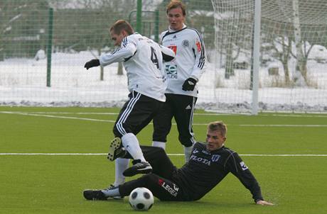 V prvním pípravném utkání podlehli fotbalisté Hradce Králové (v bílém) úastníku druhé polské ligy Flot Swinoujscie 2:3.