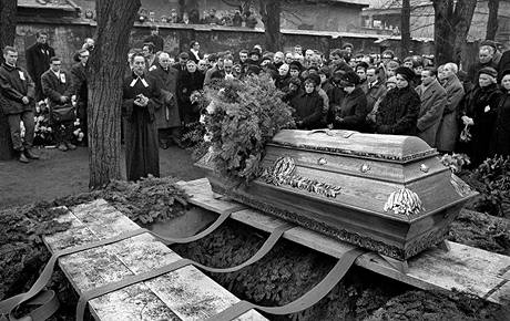 Evangelický fará Jakub S. Trojan pohbívá Jana Palacha; Olany 25. 1. 1969.
