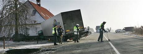 Kamion, který naboural do penzionu na silnici z eských Budjovic do Písku (13.1.2009)