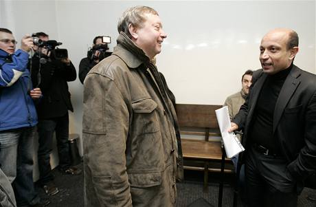 Soud s bývalým vojenským pionem Romanem Lienerem - svdek a advokát Petr Vali (vpravo)