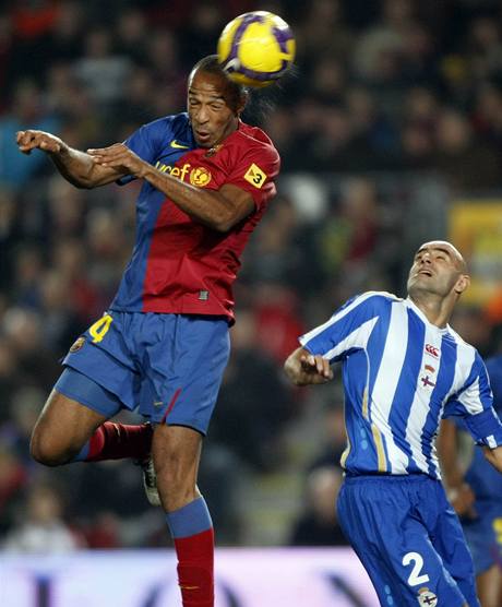 Barcelonský Thierry Henry dává branku do sít Deportiva.