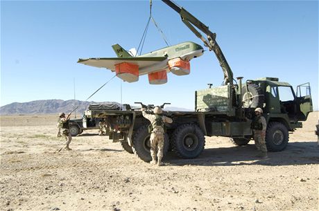 Kanadtí vojáci v oblasti Kandaháru pouívají i moderní bezpilotní stroje.