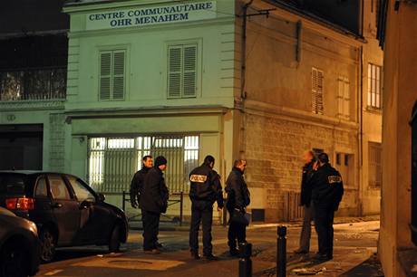 Zatím neznámí útoníci hodili v noci na pondlí dv lahve s holavou smsí na synagogu na paíském pedmstí Saint-Denis. (13. leden 2009)