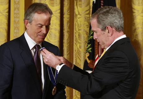 Tony Blair pevzal od konícího amerického prezidenta Bushe ád. (13. leden 2009)