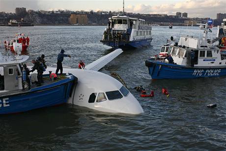 Letadlo US Airways po nouzovm pistni do eky Hudson v New Yorku. (15. leden 2009)