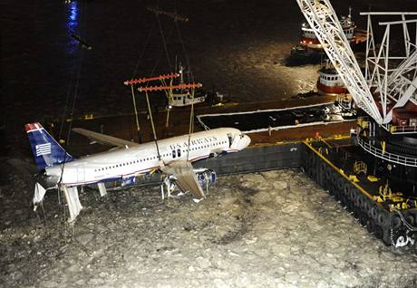 Vyzdvien letounu spolenosti US Airways, kter nouzov pistl na ece Hudson v New Yorku (18. leden 2009)