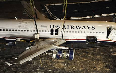 Vyzdvien letounu spolenosti US Airways, kter nouzov pistl na ece Hudson v New Yorku (18. leden 2009)