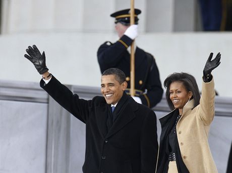 Prezident Barack Obama s manelkou Michelle picházejí na inauguraní koncert We Are One (Washington, 18. ledna 2009).