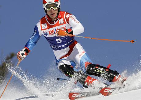 výcar Carlo Janka na trati slalomu pi superkombinaci ve Wengenu