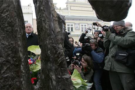 Prezident Vclav Klaus odhaluje v Mlnku sochu nazvanou Pocta Janu Palachovi. Na snmku s pedstavitelem Francie, Brunem Le Mairem (19. ledna 2009)