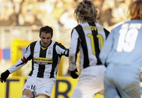 Del Piero kroutí v zápase Juventusu se Sienou mí z pímého kopu, pihlíí Nedvd.