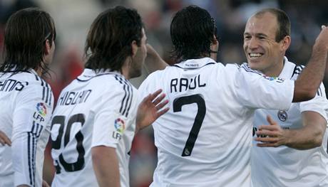 Raúl se trefil v jubilejním zápase a pijímal gratulace spoluhrá.
